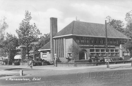 Griffensteijn-Kersbergen0008, van Renesselaan met NBM gebouw. 1949.jpg - Van Renesselaan is op 12 Januari 1928 genoemd naar de oudst bekende eigenaar en bewoner van ridderhofstad ‘Carsbergen’, Vincent van Renesse van Everdingen, die in de tweede helft van de 15 eeuw hier woonde. Gezicht op het gebouw waar de N.V. Nederlandsche Buurtspoorweg Maatschappij in gevestigd was. Het kantoorgebouw is gebouwd in 1931 voor de firma N.V. De Vlamovenstraatklinker aan de Utrechtseweg 88. Later waren in dit pand gevestigd de heren D.W. en H. Folmer, Leraren M.O. en later de Fortis Bank. Nu zit hier Maatschap van Tongeren (Fysio therapeuten). Opname van 1949.